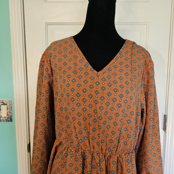 SHEIN Dresses & Skirts - SHEIN Orange Geometric V-Neck Dress Women's Sz 1XL